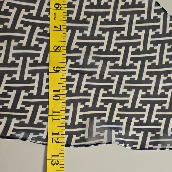 Chic Black and White Geometric Scarf - Picture 4 of 8